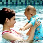 Ajak Bayi Berenang