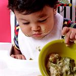 Pelajari Tahapan Perkembangan Makan Bayi 