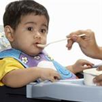 Memberikan Makanan Padat Pertama Bayi
