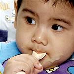 Bayi Mulai Tertarik Pakai Sendok