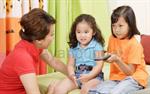 Kerabat Bisa Jadi Pilihan Mengasuh Anak