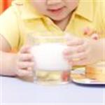Balita Suka Minum Susu Dingin