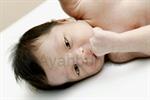 Kebiasaan Bayi Memasukkan Tangan ke Mulut