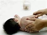 Memakaikan bedak pada bayi