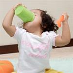 Balita Belajar Minum dari Gelas