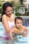 Mengajari Bayi Berenang.
