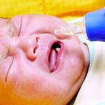 Memberi Bayi Obat Tetes 