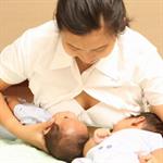 3 Posisi Menyusui Bayi Kembar 